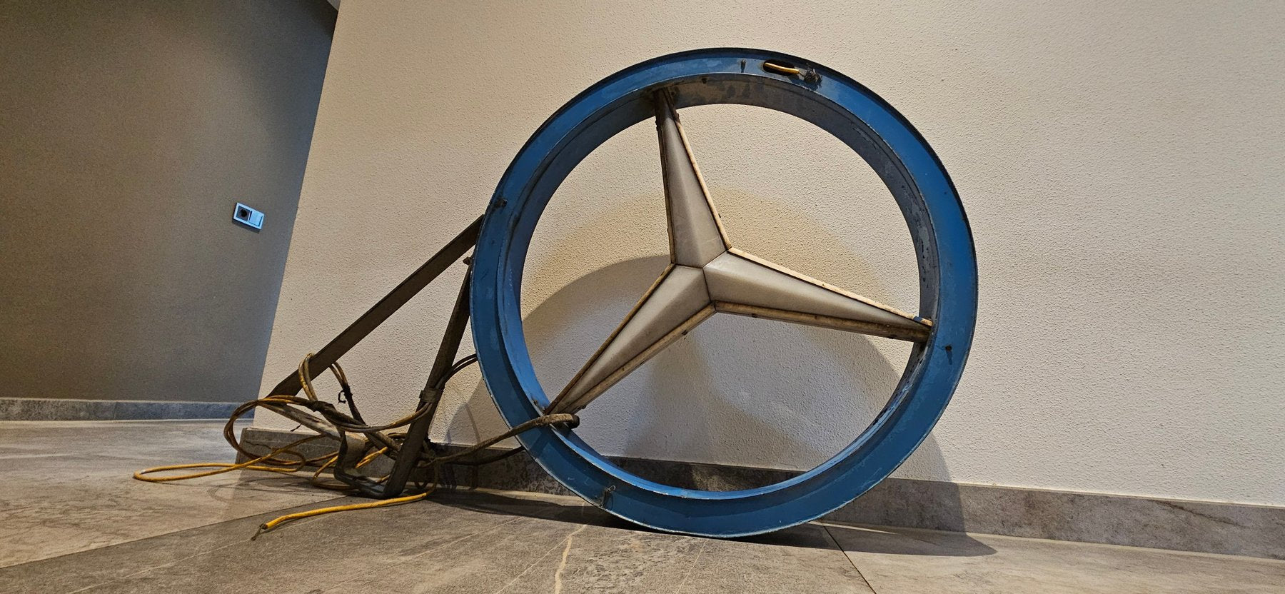 Mercedes-Benz Signs – The Sign Experience